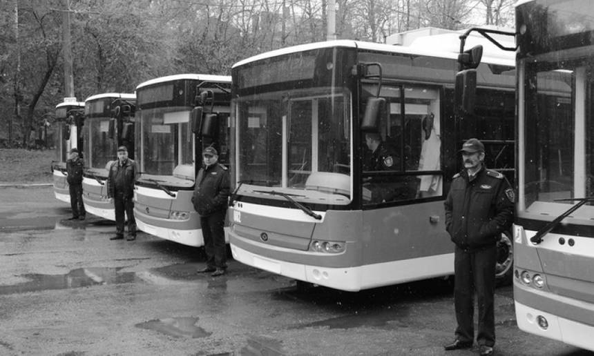 У центрі Вінниці у тролейбуса вибухнуло колесо, є постраждалі / Новости Винницы и области / Інформаційний портал На Париже Новини Вінниці / У центрі Вінниці у тролейбуса вибухнуло колесо, є постраждалі