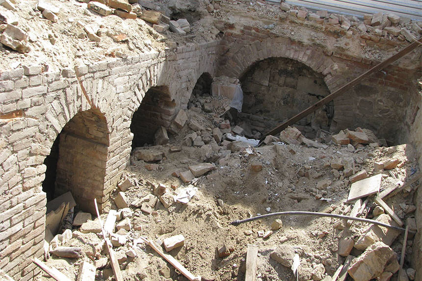 Під ковшем екскаватору у центрі Вінниці виявили залишки стародавніх підземель (ФОТО, ВІДЕО) / Новости Винницы и области / Інформаційний портал На Париже Новини Вінниці / Під ковшем екскаватору у центрі Вінниці виявили залишки стародавніх підземель (ФОТО, ВІДЕО)