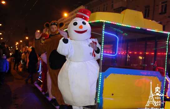 Новини Вінниці / У Вінниці запрацювала резиденція Миколая та Санта-Клауса. Святий приїхав на санях, запряжених парою оленів (ФОТО)