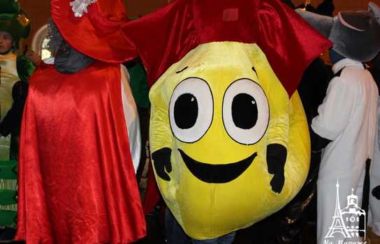 Новини Вінниці / У Вінниці запрацювала резиденція Миколая та Санта-Клауса. Святий приїхав на санях, запряжених парою оленів (ФОТО)