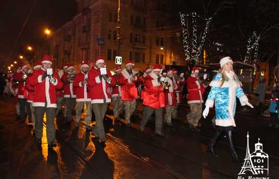 Новини Вінниці / У Вінниці запрацювала резиденція Миколая та Санта-Клауса. Святий приїхав на санях, запряжених парою оленів (ФОТО)