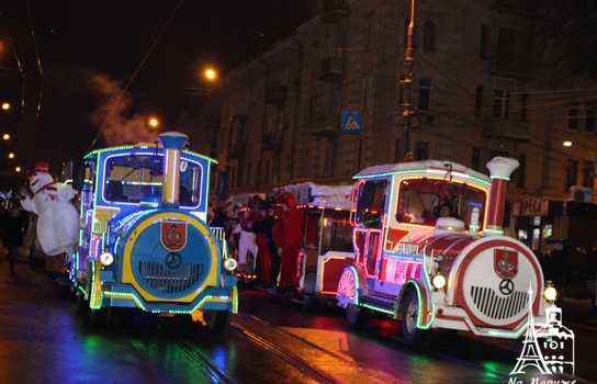 Новини Вінниці / У Вінниці запрацювала резиденція Миколая та Санта-Клауса. Святий приїхав на санях, запряжених парою оленів (ФОТО)