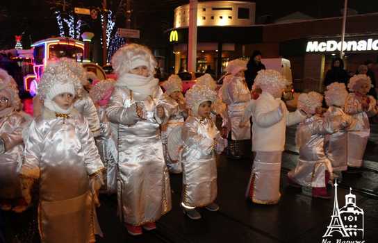 Новини Вінниці / У Вінниці запрацювала резиденція Миколая та Санта-Клауса. Святий приїхав на санях, запряжених парою оленів (ФОТО)