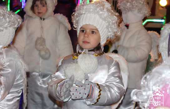 Новини Вінниці / У Вінниці запрацювала резиденція Миколая та Санта-Клауса. Святий приїхав на санях, запряжених парою оленів (ФОТО)