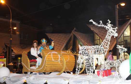 Новини Вінниці / У Вінниці запрацювала резиденція Миколая та Санта-Клауса. Святий приїхав на санях, запряжених парою оленів (ФОТО)