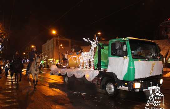 Новини Вінниці / У Вінниці запрацювала резиденція Миколая та Санта-Клауса. Святий приїхав на санях, запряжених парою оленів (ФОТО)