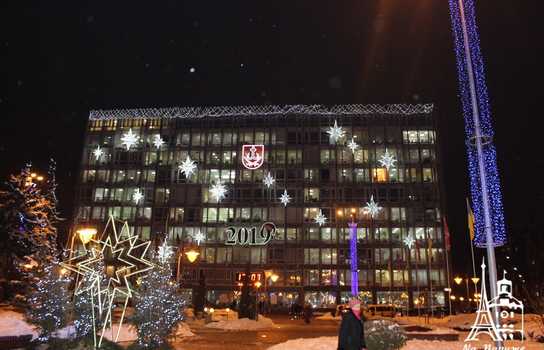 Новини Вінниці / У Вінниці запрацювала резиденція Миколая та Санта-Клауса. Святий приїхав на санях, запряжених парою оленів (ФОТО)