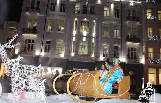 Новини Вінниці / У Вінниці запрацювала резиденція Миколая та Санта-Клауса. Святий приїхав на санях, запряжених парою оленів (ФОТО)