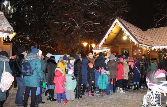 Новини Вінниці / У Вінниці запрацювала резиденція Миколая та Санта-Клауса. Святий приїхав на санях, запряжених парою оленів (ФОТО)
