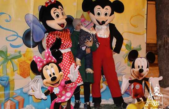 Новини Вінниці / У Вінниці запрацювала резиденція Миколая та Санта-Клауса. Святий приїхав на санях, запряжених парою оленів (ФОТО)