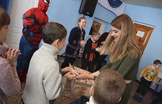 Новини Вінниці / Лариса Білозір: «Ми прагнули, щоб якомога більше діток поринули у святкову передноворічну атмосферу»