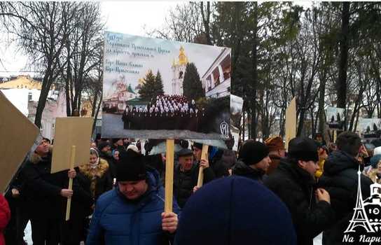 Новини Вінниці / Молитовне стояння під судом: до Вінниці з’їхалися священики та віряни Московського патріархату на акцію проти Симеона