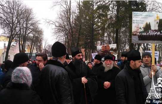 Новини Вінниці / Молитовне стояння під судом: до Вінниці з’їхалися священики та віряни Московського патріархату на акцію проти Симеона