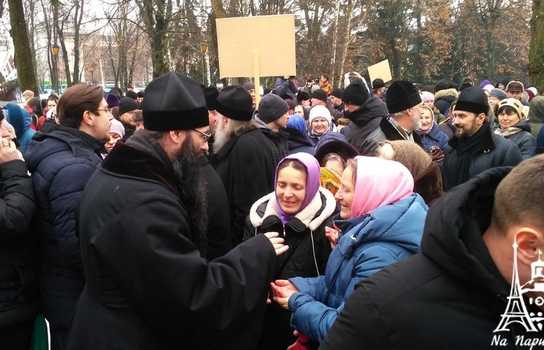 Новини Вінниці / Молитовне стояння під судом: до Вінниці з’їхалися священики та віряни Московського патріархату на акцію проти Симеона