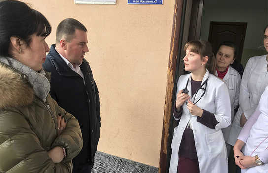 Новини Вінниці / Депутати від БПП Дмитро Чаленко і Алла Власюк забезпечили реагентами амбулаторію у вінницькому мікрорайоні Олієжир