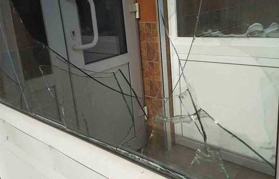 Новини Вінниці / Подробиці нападу на приймальню БПП у Вінниці: що потрапило на запис камери? (ФОТО)