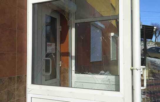 Новини Вінниці / Подробиці нападу на приймальню БПП у Вінниці: що потрапило на запис камери? (ФОТО)