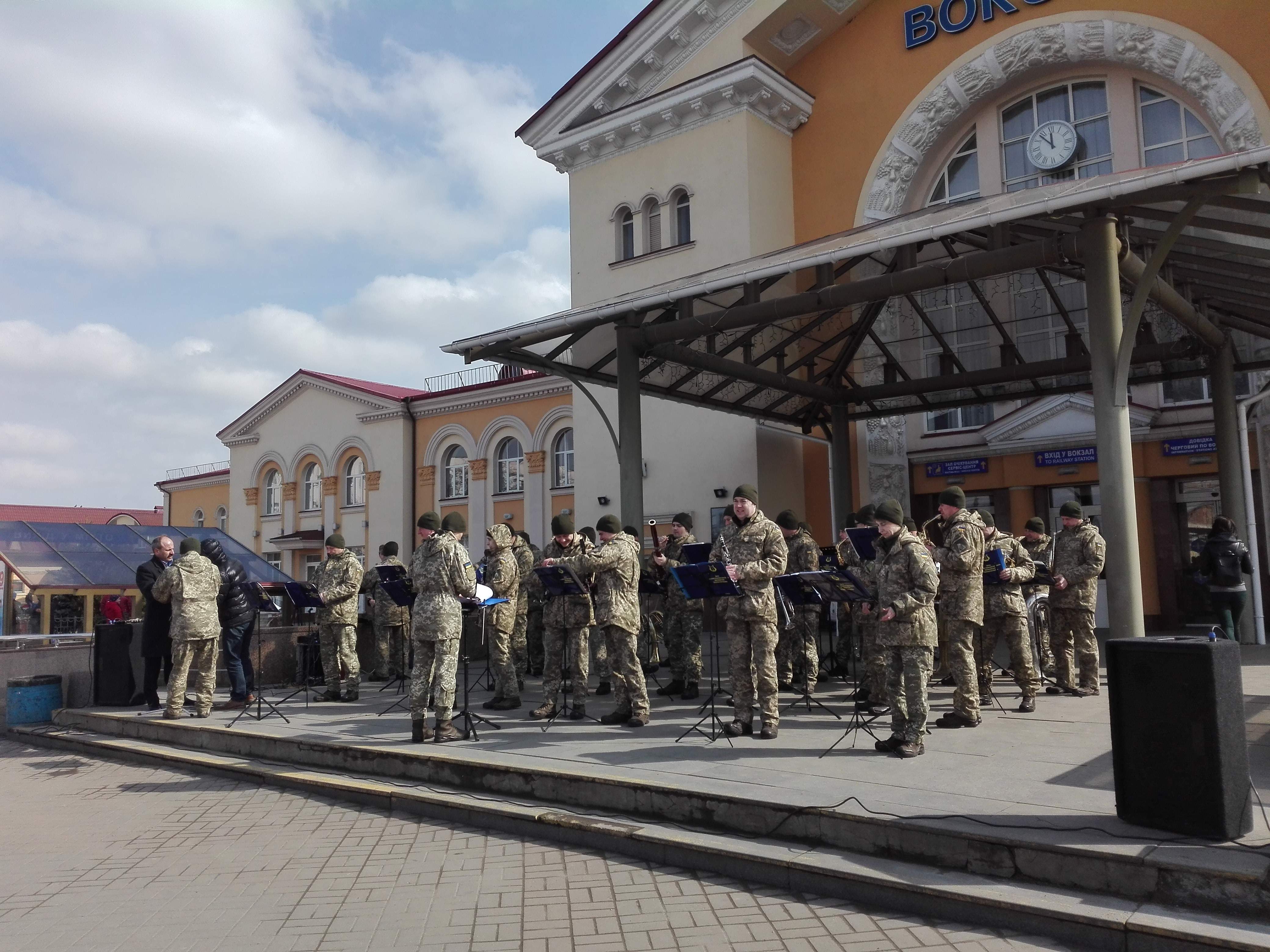 Новини Вінниці / На залізничному вокзалі Вінниці військовий оркестр заграв на честь добровольців (ВІДЕО)