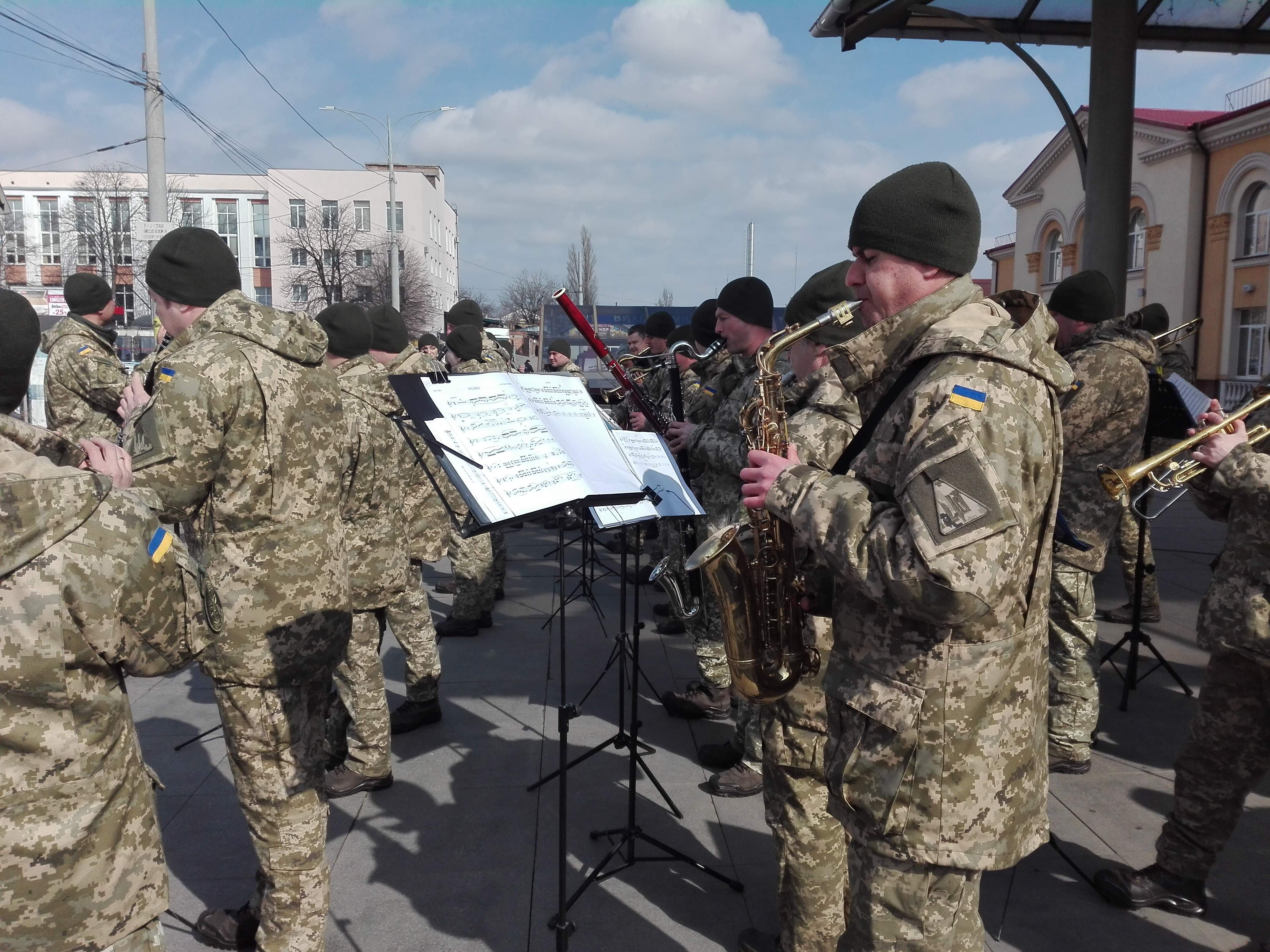 Новини Вінниці / На залізничному вокзалі Вінниці військовий оркестр заграв на честь добровольців (ВІДЕО)
