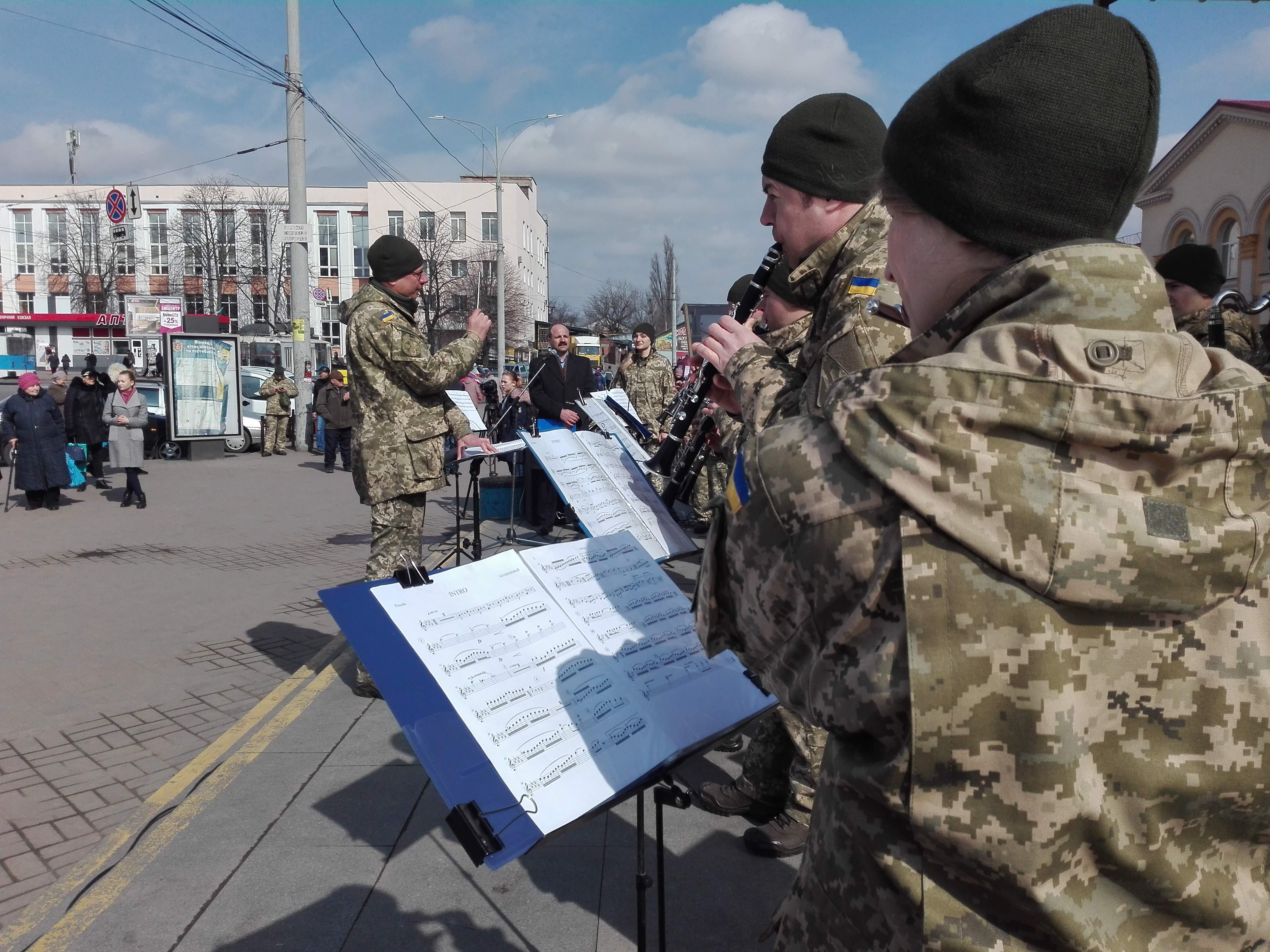 Новини Вінниці / На залізничному вокзалі Вінниці військовий оркестр заграв на честь добровольців (ВІДЕО)