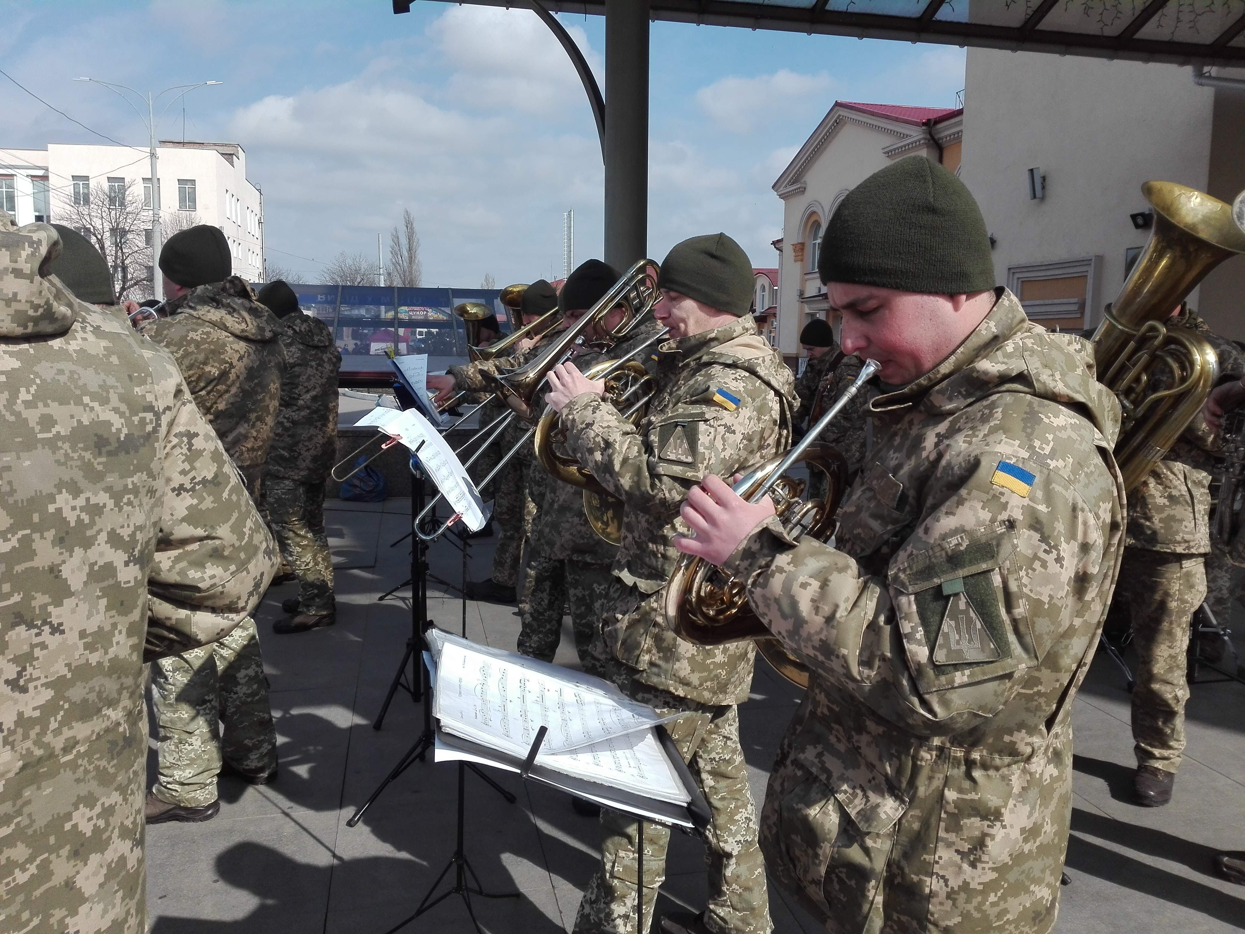 Новини Вінниці / На залізничному вокзалі Вінниці військовий оркестр заграв на честь добровольців (ВІДЕО)