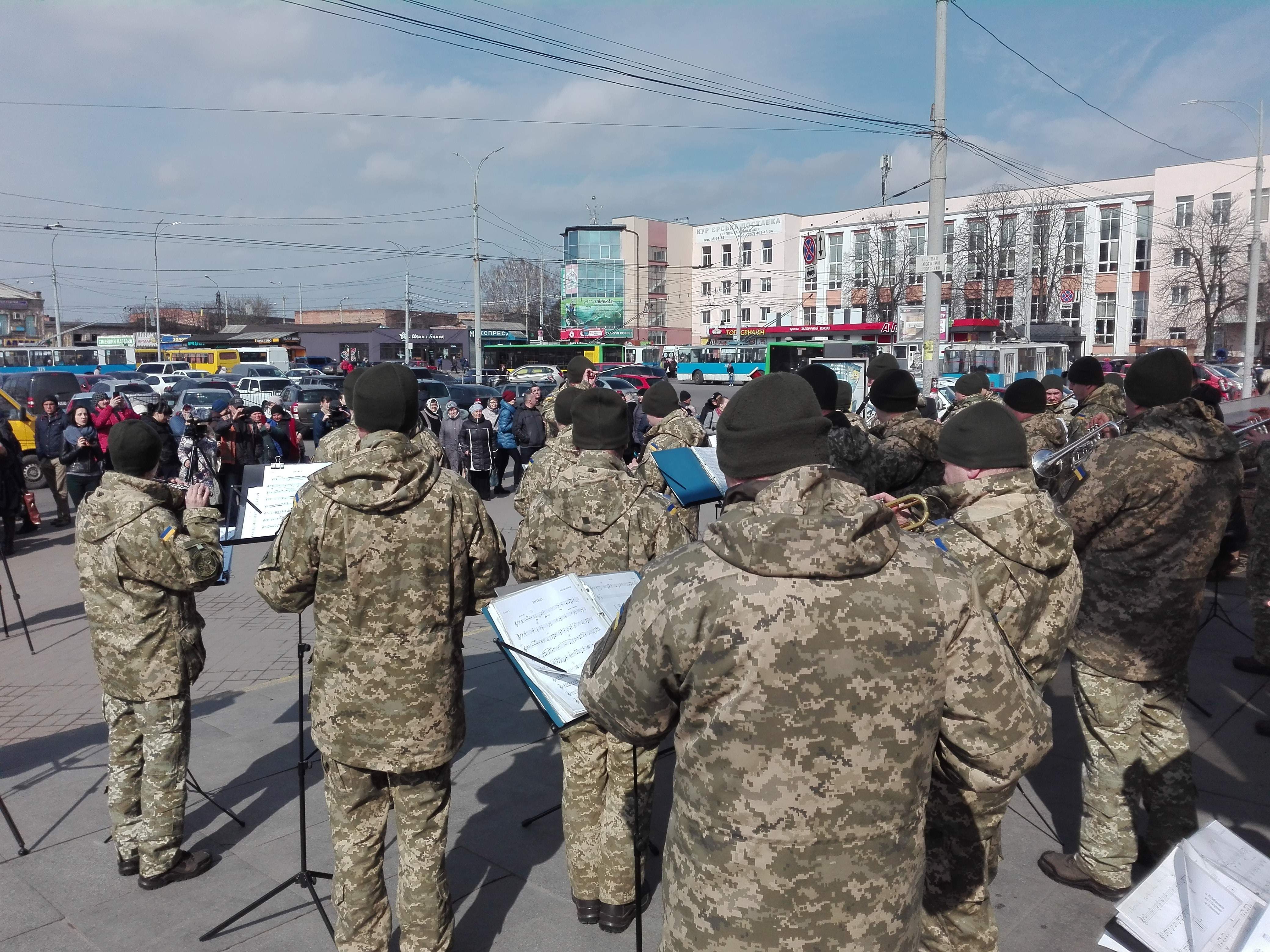 Новини Вінниці / На залізничному вокзалі Вінниці військовий оркестр заграв на честь добровольців (ВІДЕО)