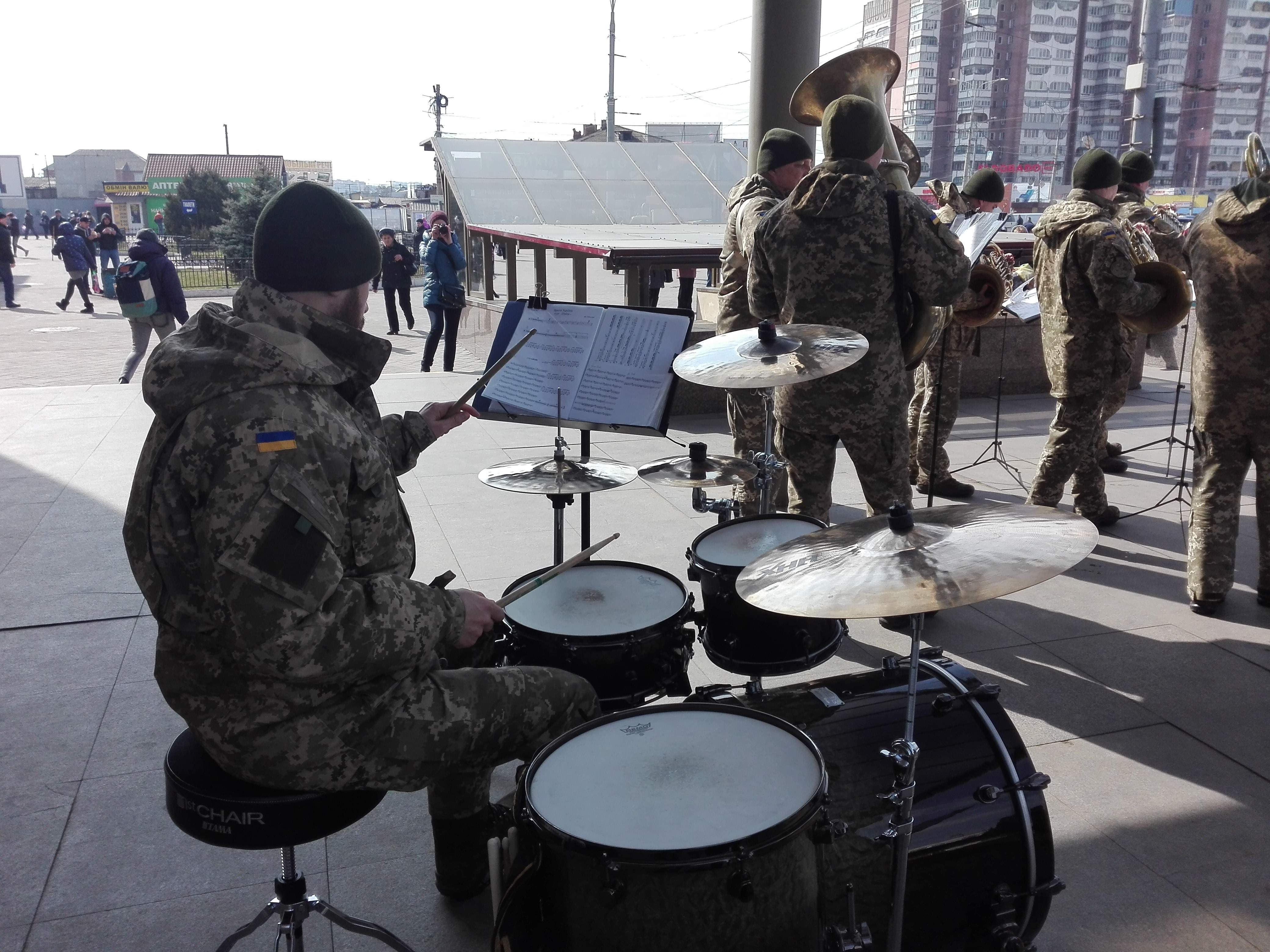 Новини Вінниці / На залізничному вокзалі Вінниці військовий оркестр заграв на честь добровольців (ВІДЕО)