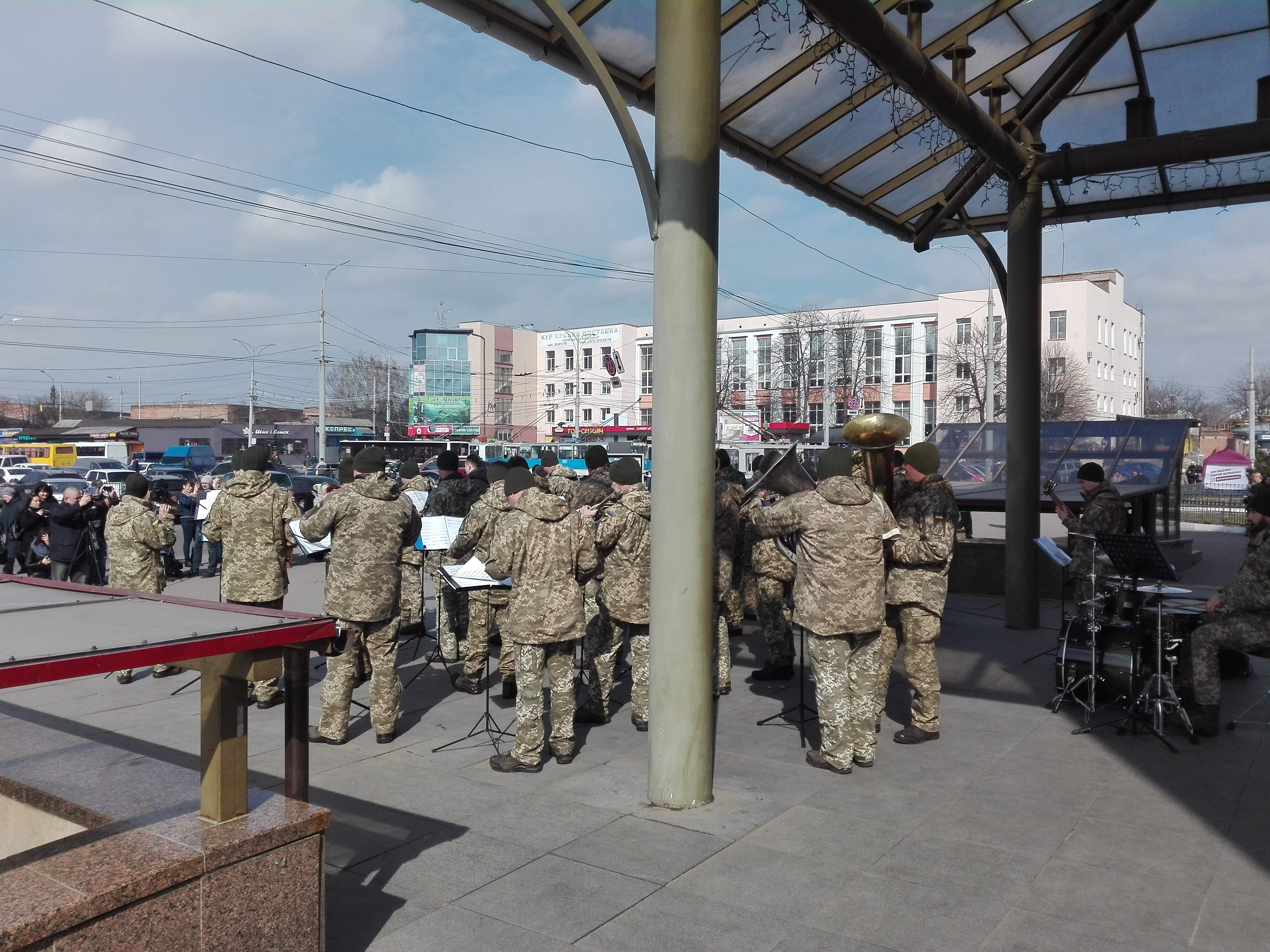 Новини Вінниці / На залізничному вокзалі Вінниці військовий оркестр заграв на честь добровольців (ВІДЕО)