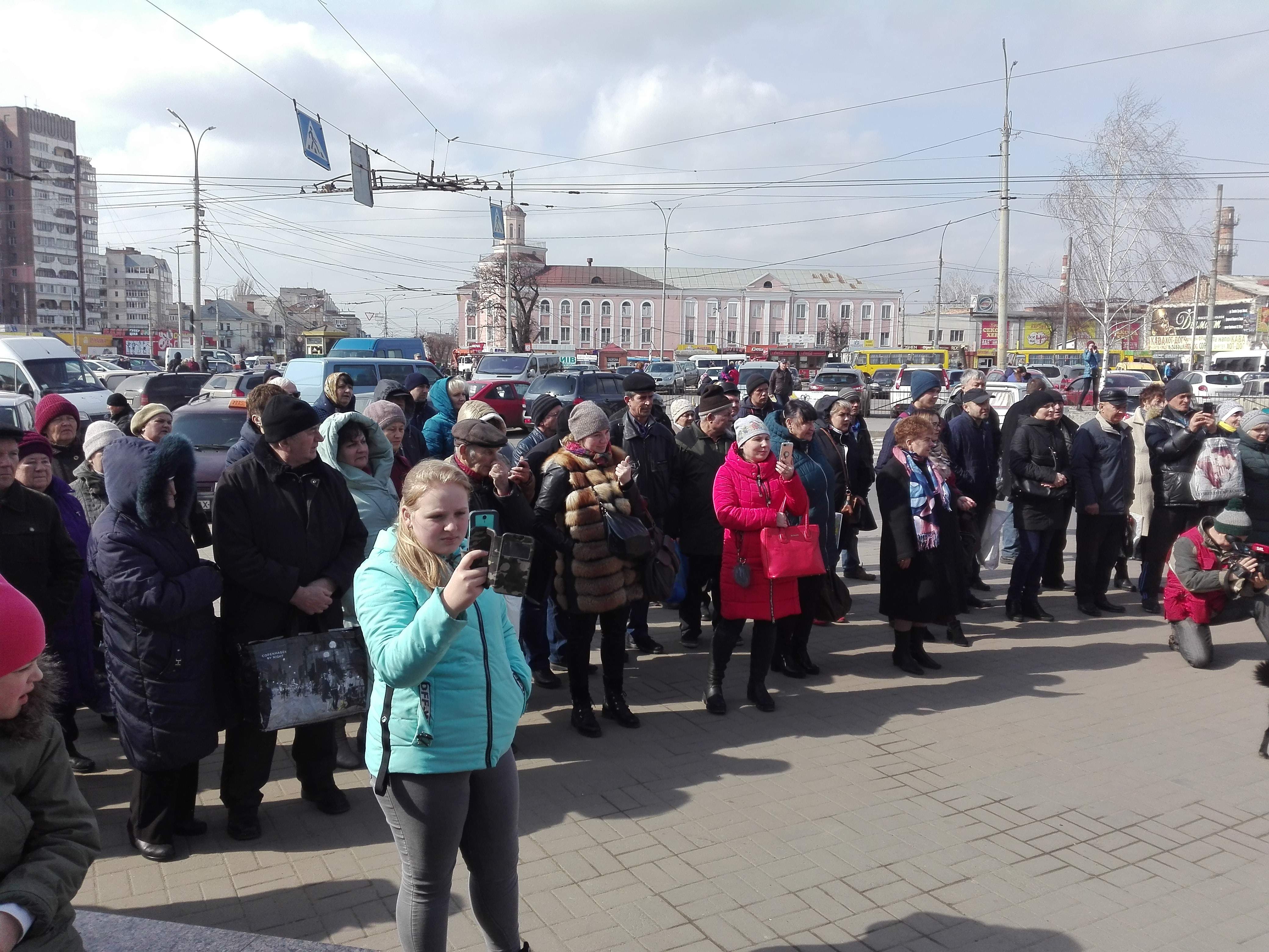 Новини Вінниці / На залізничному вокзалі Вінниці військовий оркестр заграв на честь добровольців (ВІДЕО)