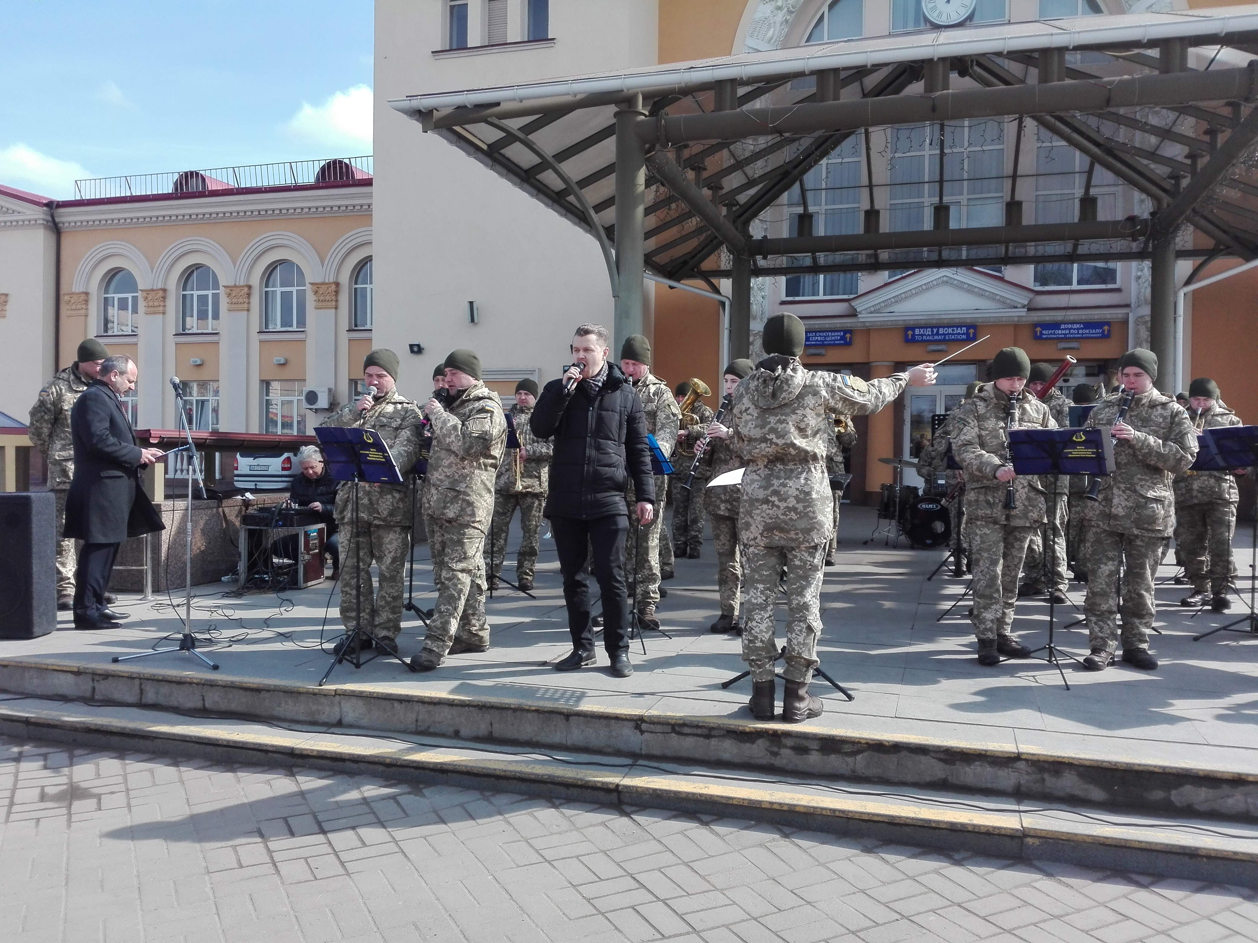 Новини Вінниці / На залізничному вокзалі Вінниці військовий оркестр заграв на честь добровольців (ВІДЕО)