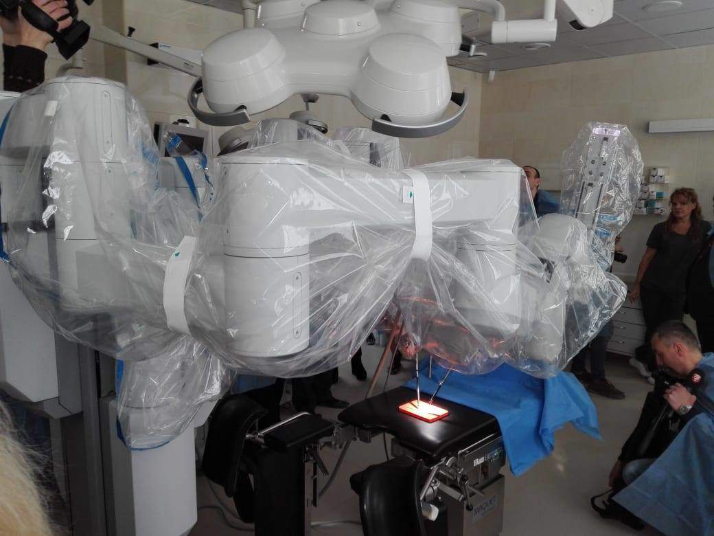 Новини Вінниці / «Робот-хірург», винайдений фахівцями NASA, провів перші операції у Вінниці. Скільки коштуватиме його робота? (ФОТО, ВІДЕО)