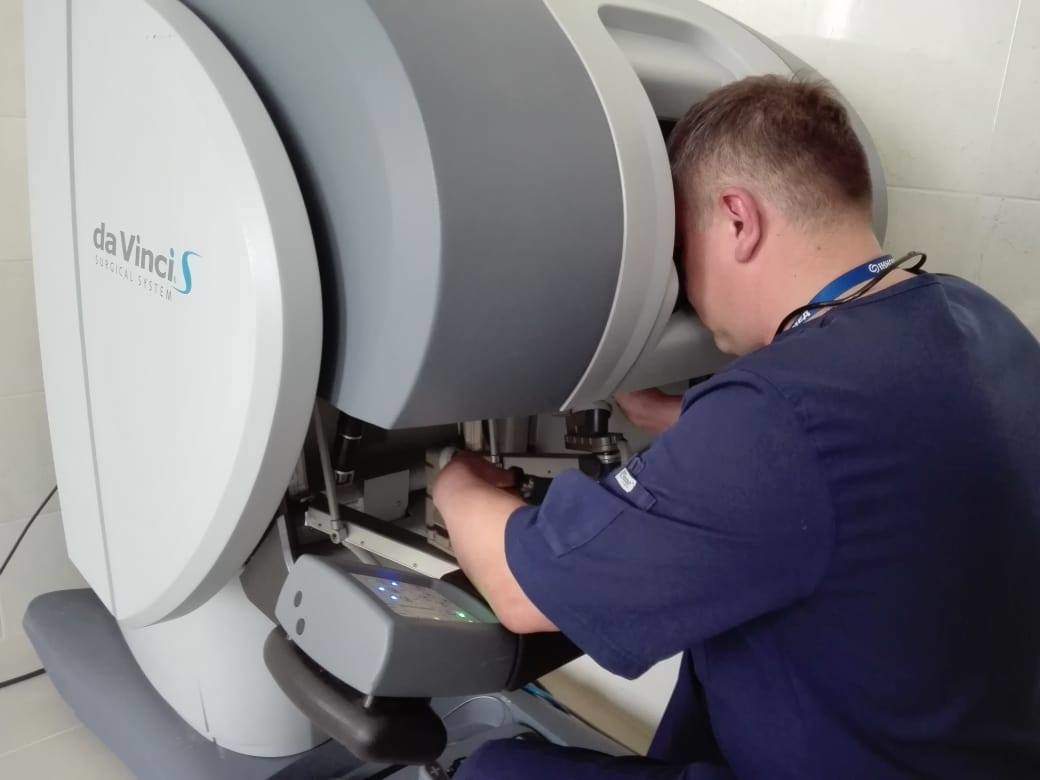 Новини Вінниці / «Робот-хірург», винайдений фахівцями NASA, провів перші операції у Вінниці. Скільки коштуватиме його робота? (ФОТО, ВІДЕО)