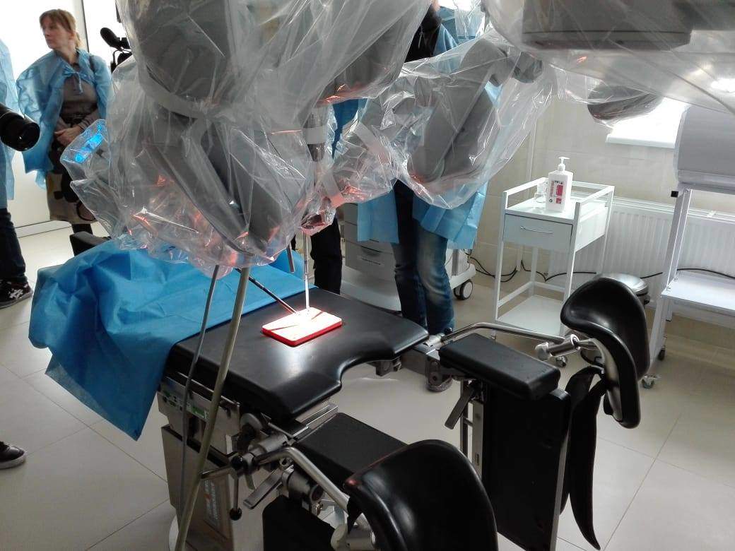 Новини Вінниці / «Робот-хірург», винайдений фахівцями NASA, провів перші операції у Вінниці. Скільки коштуватиме його робота? (ФОТО, ВІДЕО)