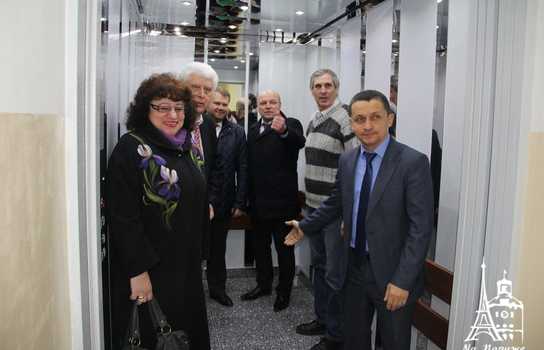 Новини Вінниці / Чекали більше півстоліття: у Вінницькій ЦРЛ встановили ліфт, який перевозитиме лежачих пацієнтів (ФОТО)