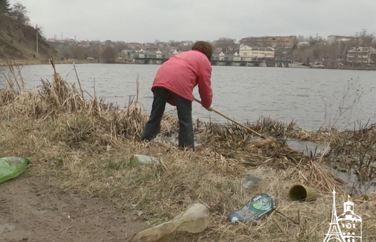 Новини Вінниці / У «день тиші» вінничани вийшли прибирати улюблену зону відпочинку на Сабарові (ФОТО)
