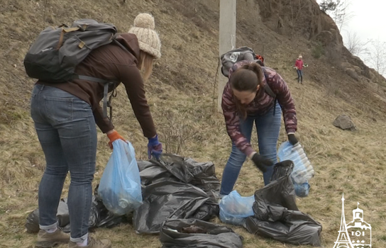 Новини Вінниці / У «день тиші» вінничани вийшли прибирати улюблену зону відпочинку на Сабарові (ФОТО)