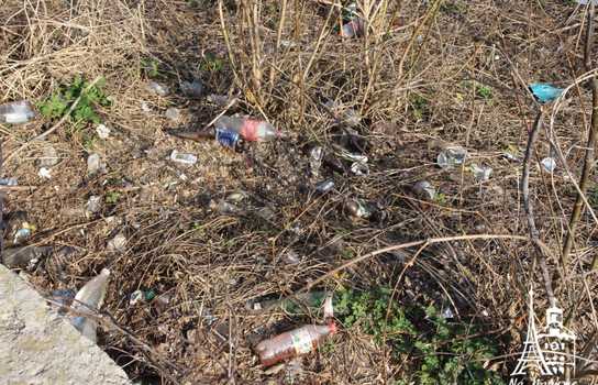 Новини Вінниці / «Добре, що хоч сексом тут займаються безпечним»: купи сміття, шприців та презервативів зібрали у Вінниці над маленькою річкою (ФОТО, ВІДЕО)