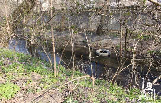 Новини Вінниці / «Добре, що хоч сексом тут займаються безпечним»: купи сміття, шприців та презервативів зібрали у Вінниці над маленькою річкою (ФОТО, ВІДЕО)