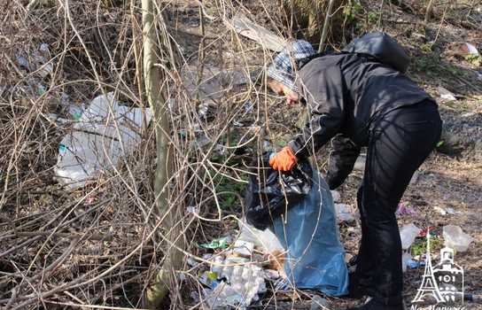 Новини Вінниці / «Добре, що хоч сексом тут займаються безпечним»: купи сміття, шприців та презервативів зібрали у Вінниці над маленькою річкою (ФОТО, ВІДЕО)