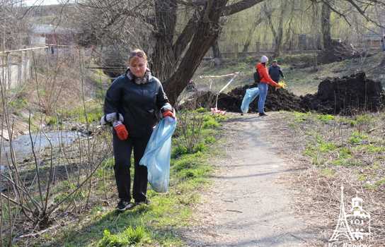 Новини Вінниці / «Добре, що хоч сексом тут займаються безпечним»: купи сміття, шприців та презервативів зібрали у Вінниці над маленькою річкою (ФОТО, ВІДЕО)