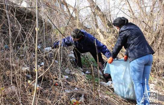 Новини Вінниці / «Добре, що хоч сексом тут займаються безпечним»: купи сміття, шприців та презервативів зібрали у Вінниці над маленькою річкою (ФОТО, ВІДЕО)