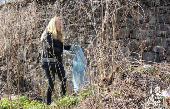 Новини Вінниці / «Добре, що хоч сексом тут займаються безпечним»: купи сміття, шприців та презервативів зібрали у Вінниці над маленькою річкою (ФОТО, ВІДЕО)