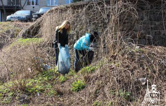 Новини Вінниці / «Добре, що хоч сексом тут займаються безпечним»: купи сміття, шприців та презервативів зібрали у Вінниці над маленькою річкою (ФОТО, ВІДЕО)