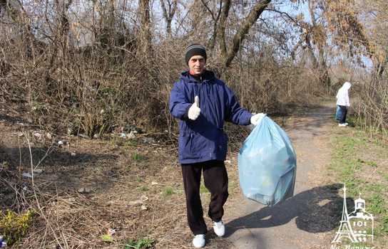 Новини Вінниці / «Добре, що хоч сексом тут займаються безпечним»: купи сміття, шприців та презервативів зібрали у Вінниці над маленькою річкою (ФОТО, ВІДЕО)