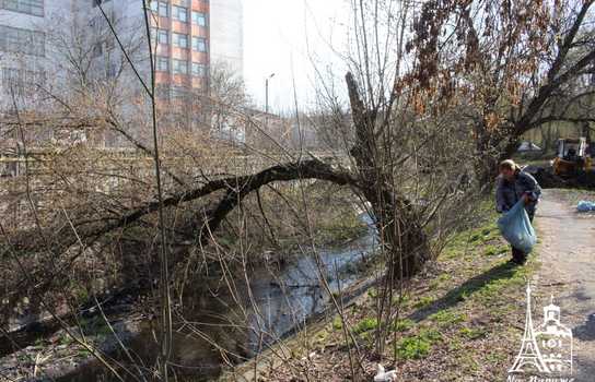 Новини Вінниці / «Добре, що хоч сексом тут займаються безпечним»: купи сміття, шприців та презервативів зібрали у Вінниці над маленькою річкою (ФОТО, ВІДЕО)