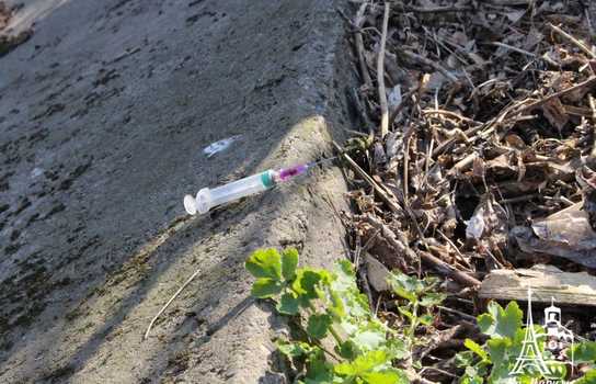 Новини Вінниці / «Добре, що хоч сексом тут займаються безпечним»: купи сміття, шприців та презервативів зібрали у Вінниці над маленькою річкою (ФОТО, ВІДЕО)