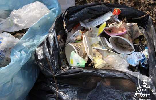 Новини Вінниці / «Добре, що хоч сексом тут займаються безпечним»: купи сміття, шприців та презервативів зібрали у Вінниці над маленькою річкою (ФОТО, ВІДЕО)