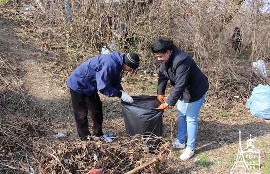Новини Вінниці / «Добре, що хоч сексом тут займаються безпечним»: купи сміття, шприців та презервативів зібрали у Вінниці над маленькою річкою (ФОТО, ВІДЕО)