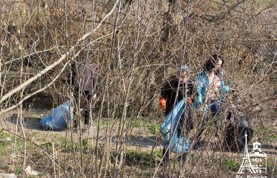 Новини Вінниці / «Добре, що хоч сексом тут займаються безпечним»: купи сміття, шприців та презервативів зібрали у Вінниці над маленькою річкою (ФОТО, ВІДЕО)