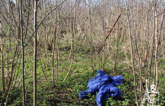 Новини Вінниці / «Добре, що хоч сексом тут займаються безпечним»: купи сміття, шприців та презервативів зібрали у Вінниці над маленькою річкою (ФОТО, ВІДЕО)